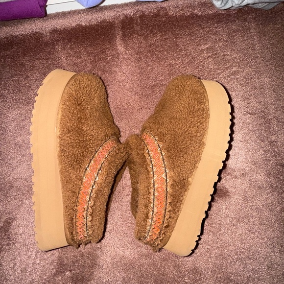 UGG Tazz Slipper
Heritage Braid Hardwood (Women's) - Picture 4 of 5